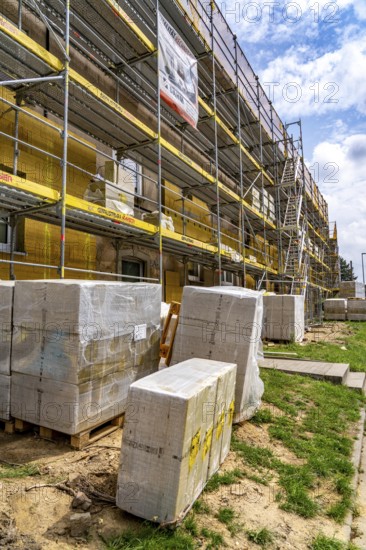 Energy refurbishment of an older residential building, thermal insulation with mineral wool insulation boards, mounted on the façade and then plastered, North Rhine-Westphalia, Germany