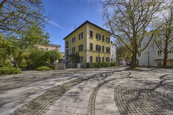 Square, cobblestones, natural stone slabs, trees, houses, general architecture, shadow, backlight, blue sky, cirrostratus clouds, Dompropst-von-Lechner-Platz, Bad Reichenhall, district Berchtesgadener Land, Bavaria, Germany