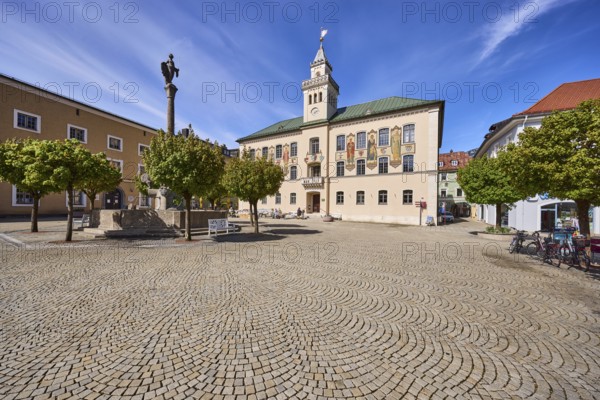 Wittelsbacherbrunnen, fountain, historic town hall, frescoes, general architecture, square, cobblestones, trees, blue sky, cirrostratus clouds, town hall square, Bad Reichenhall, district Berchtesgadener Land, Bavaria, Germany
