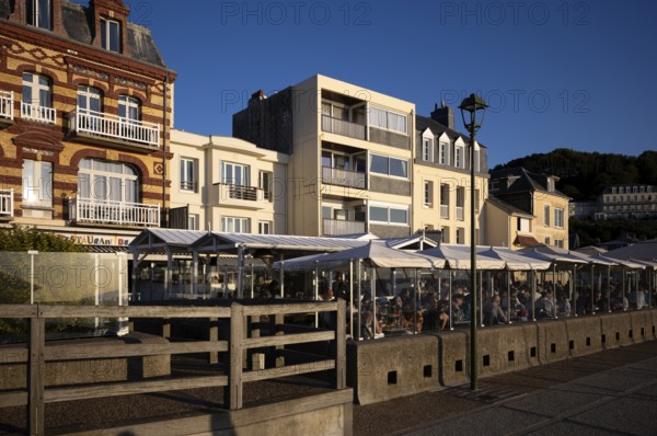 Restaurant La Grange and du Perrey, evening mood, evening, sky, blue, promenade, Étretat, Normandy, Seine-Maritime, France