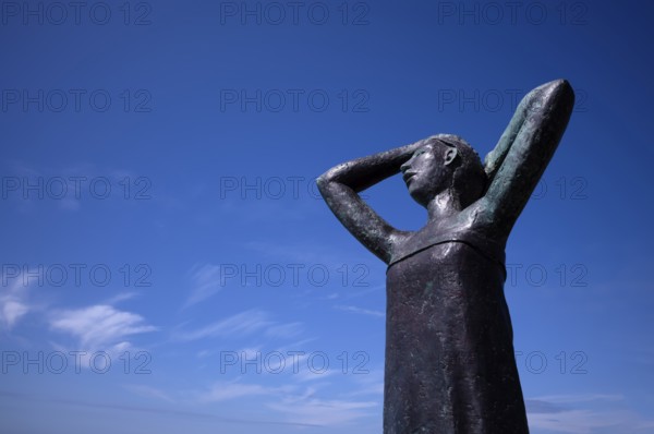 Bronze sculpture La Heure du Bain by Dominique Denry on the beach, sky, blue, Fécamp, Normandy, Seine-Maritime, France