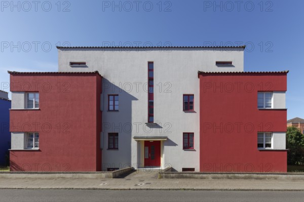 Modern flat-roofed house from 1925, cubic design with red façade, Bauhaus architecture, architect Oto Haesler, Celle, Lower Saxony, Germany