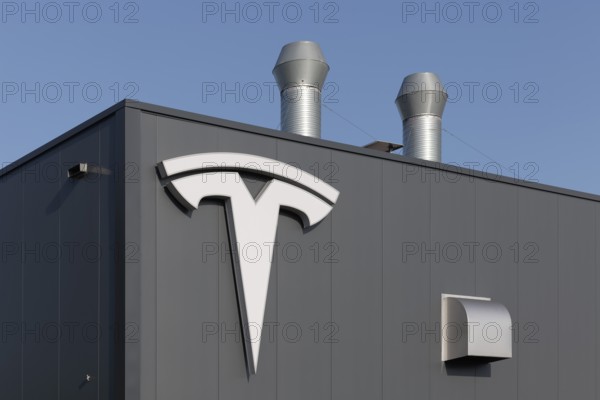 Tesla, logo on modern workshop building, figurative mark without lettering, US car manufacturer for electric cars, Krefeld-Linn, North Rhine-Westphalia, Germany