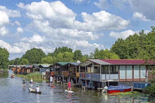 Canoeing, stand-up paddling, boathouses, holiday homes on the canal between Mirower See and Zotzensee, Mirow, Mecklenburg Lake District, Mecklenburg-Western Pomerania, Germany