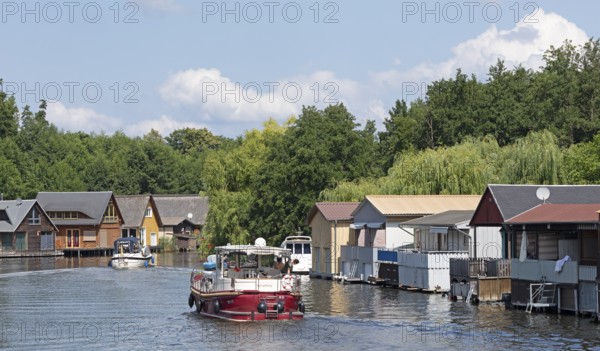 Houseboat, boathouses, holiday homes on the canal between Mirower See and Zotzensee, Mirow, Mecklenburg Lake District, Mecklenburg-Vorpommern, Germany