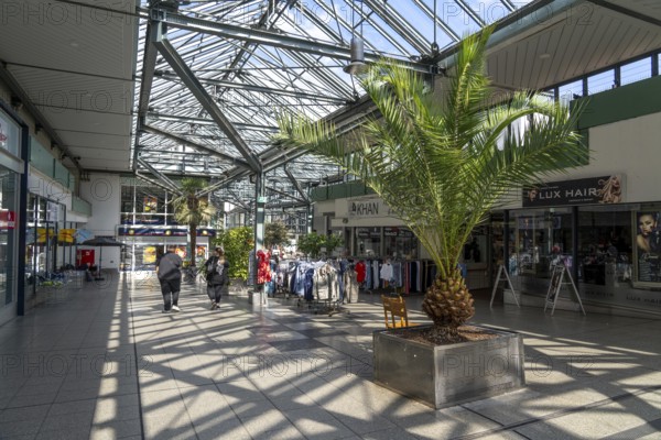 Shopping mall Die Luminaden, in the city centre of Leverkusen, older shopping centre from 1972, with many vacancies and cheap shops, North Rhine-Westphalia, Germany