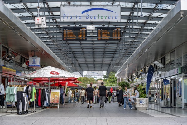 Europaring, B8 shopping centre Rialto Boulevard Leverkusen Mitte, shops, restaurants on the bridge over the B8, connects the city centre with the railway and bus station, Leverkusen, North Rhine-Westphalia, Germany