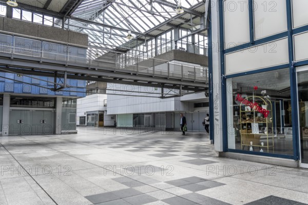 City C shopping centre, City Center, in the city centre of Leverkusen, older shopping centre from the 1960s, completely vacant, designed as a shopping centre, space for offices, services, flats, parking, vacant, to be completely refurbished, but no investors yet, North Rhine-Westphalia, Germany