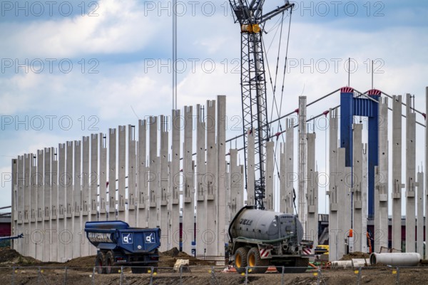 Construction of a new logistics hall on the Mercatroinsel, Hall 2, next to an existing hall, approx. 25, 000 square metres in size, in Duisburg-Ruhrort, shell construction, North Rhine-Westphalia, Germany