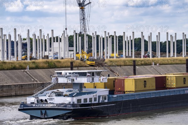 Construction of a new logistics hall on the Mercatroinsel, Hall 2, next to an existing hall, approx. 25, 000 square metres in size, in Duisburg-Ruhrort, shell construction, container freighter leaving the Vincke Canal for the Rhine, North Rhine-Westphalia, Germany