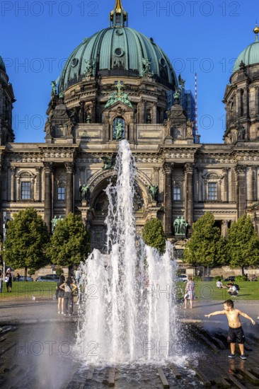 The pleasure garden with the fountain and the Berlin Cathedral, Berlin, Germany