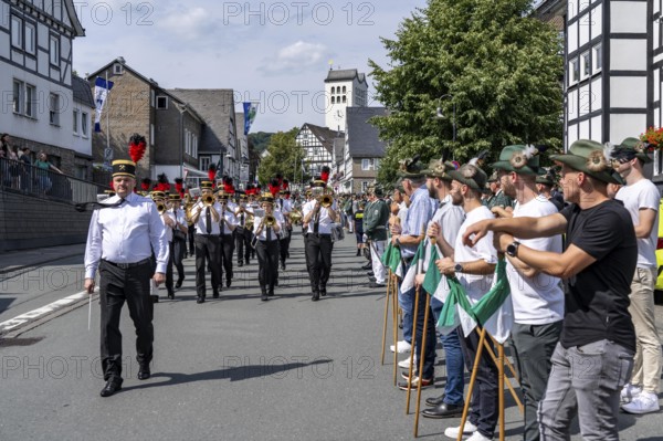 Shooting festival in Bad Fredeburg, in the Sauerland region, marching of the shooting companies in the town, parade, St. Georg shooting fraternity, 3-day shooting festival, for 193 years, marching band, customs in the Hochsauerland district, North Rhine-Westphalia, Germany