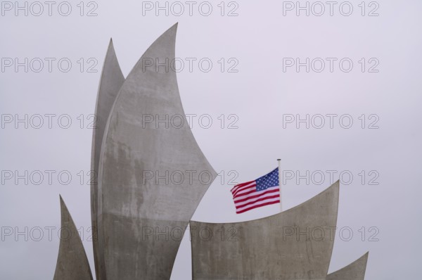 US flag, flag of the USA over Les Braves, memorial of Anilore Banon, polynational memorial to the Second World War, Omaha Beach, D-Day, Operation Overlord, Saint-Laurent-sur-Mer near Colleville-sur-Mer, Normandy, Calvados, France