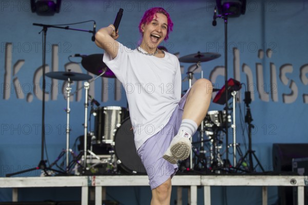 Eva Sauter, singer of the band ok.danke.tschüss at the Highfield Festival on Sunday, Störmthaler See, 18.08.2024