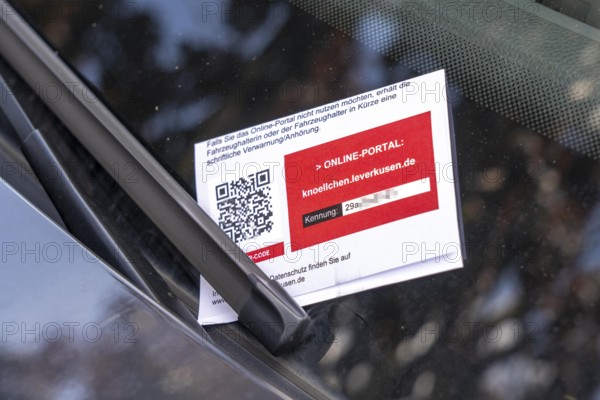 Parking ticket on a car, wrongly parked, resident parking, without parking ticket, parking authorisation, notification of the public order office, offence can be read via QR code and the warning fine, fine, can be paid immediately online, North Rhine-Westphalia, Germany