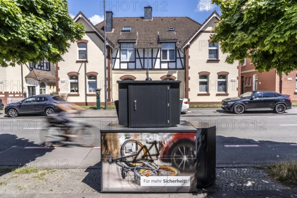 Semi-stationary speed camera in Nobelstraße, in the Wiesdorf district of Leverkusen, Bayer AG's Werkssiedlung II, heritage-protected building, used by the city of Leverkusen, model TraffiStar S350, semi-station V3, from Jenoptik, the device is temporary, self-sufficient for up to a week, at various measuring points, can measure and flash in 2 directions, laser measuring technology, data is sent to the city via mobile radio, is installed on a protected trailer, also known as an armoured speed camera, here a 30km/h zone, North Rhine-Westphalia, Germany