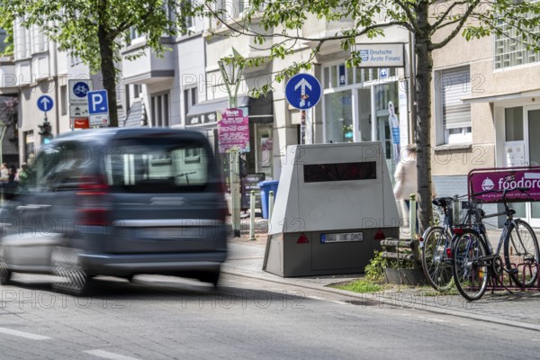 Mobile speed camera system, of the city of Essen, for speed monitoring, speed camera trailer, can be relocated at short notice, here in a 30 km/h zone, Rüttenscheider Straße, the system is set up temporarily at danger spots, Essen, North Rhine-Westphalia, Germany