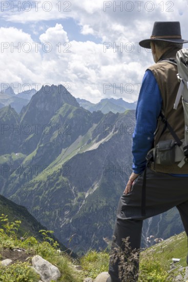 Man, 60-70 (model release available) on the Laufbacher-Eckweg with mountain panorama to Höfats, 2259m, Allgäu Alps, Allgäu, Bavaria, Germany