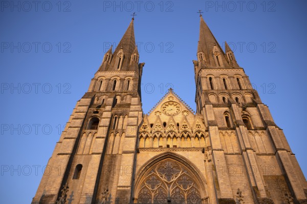 West facade, Cathedral Cathédrale Notre-Dame de Bayeux, evening light, Bayeux, Normandy, Calvados, France