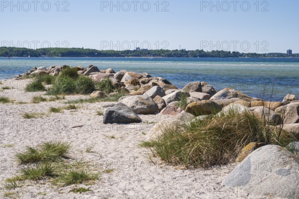 Large stones as a boundary on the sandy beach, Laboe, Baltic resort, Fjord, Baltic Sea, North Frisia, Schleswig-Holstein, Germany