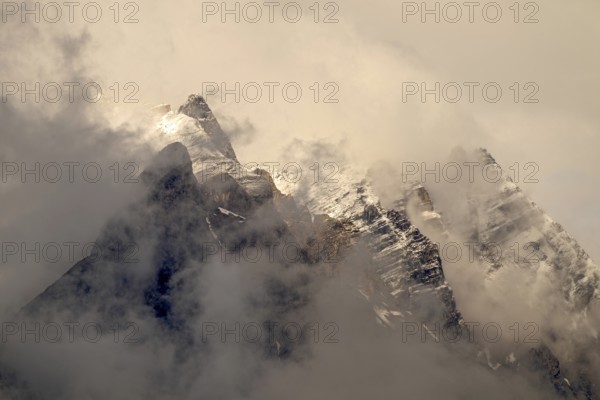 Small and large Bettelwurf with a thin layer of snow, behind wispy clouds, Small and large Bettelwurf, Karwendel Mountains, Tyrol, Austria