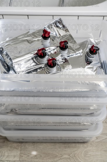 10 litre water bag, for storing drinking water at home, as an emergency reserve in the event of a blackout or similar, lightweight, foldable, reusable bag made of multi-layer film, with tap, for long-term storage of up to one year, recommended 3 litres of drinking water per person, for 10 days of storage