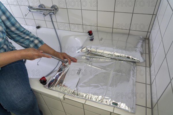 Filling a 10 litre water bag, for storing drinking water at home, as an emergency reserve in the event of a blackout or similar, lightweight, foldable, reusable bag made of multi-layer film, with dispensing device, for long-term storage of up to one year, recommended 3 litres of drinking water per person, for 10 days of storage