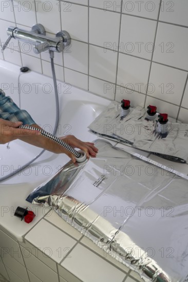 Filling a 10 litre water bag, for storing drinking water at home, as an emergency reserve in the event of a blackout or similar, lightweight, foldable, reusable bag made of multi-layer film, with dispensing device, for long-term storage of up to one year, recommended 3 litres of drinking water per person, for 10 days of storage