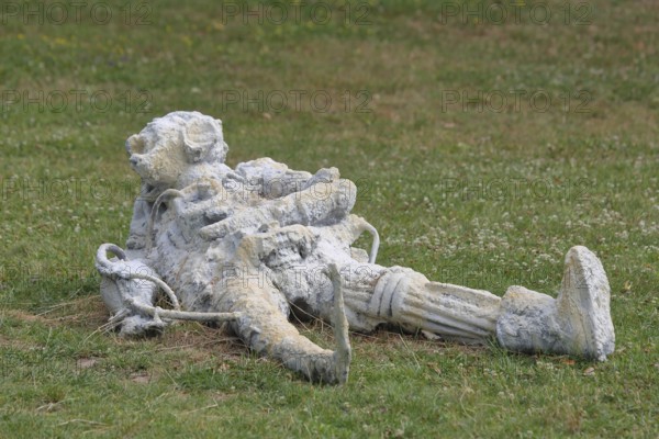 Sculpture Astronauts by Pawel Althamer 2023, Blickachsen 14, modern art, astronaut lying in the lawn, bizarre, strange, spa garden, Bad Homburg, Taunus, Hesse, Germany