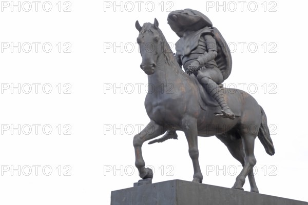 Sculpture Beetle on A Horse by Julius von Bismarck 2024, Blickachsen 14, modern art, equestrian figure, bee figure, grey, knight, knight's armour, monochrome, black and white, cut-out, castle, Bad Homburg, Taunus, Hesse, Germany