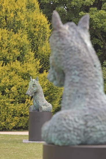 Sculpture Moondog by Thomas Schütte 2024, Blickachsen 14, homage to, US-American composer Louis Thomas Hardin, modern art, dog's head, two, depth of field, blur, spa gardens, Bad Homburg, Taunus, Hesse, Germany