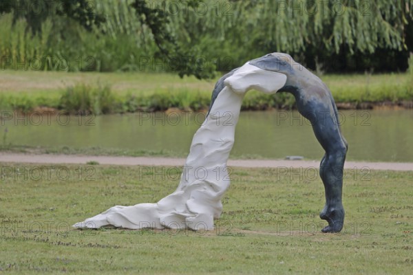 Sculpture Arched Figure by Grace Schwindt 2020, Blickachsen 14, modern art, abstract art, female figure, arched, curved, curved, round, bend, athletic, flexible, bridge, gymnastics, spa gardens, Bad Homburg, Taunus, Hesse, Germany