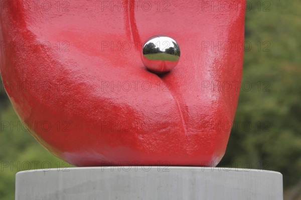 Sculpture Slip of the Tongue by Alexandra Bircken 2020, Blickachsen 14, modern art, tongue, tongue piercing, piercing, XXL, oversize, detail, sphere, reflection, spa gardens, Bad Homburg, Taunus, Hesse, Germany