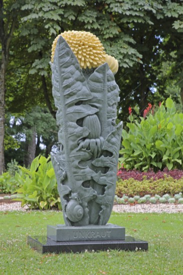 Sculpture Unkraut vergeht nicht by Joscha Bender 2025, Blickachsen 14, modern art, stele with inscription, plants, dandelion, dandelion, symbol of constancy, eternity, permanent, time, palace gardens, Bad Homburg, Taunus, Hesse, Germany