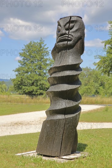 Sculpture Der Verdrehte von Kunsttäter 2009, black, wood sculpture, modern art, twisted, twisting, twisted, twisted, twisted, twisting, twisting, twist, torsion, spiral, spiralling, figure, grim, face, Rushmoor-Park, Oberursel, Taunus, Hesse, Germany