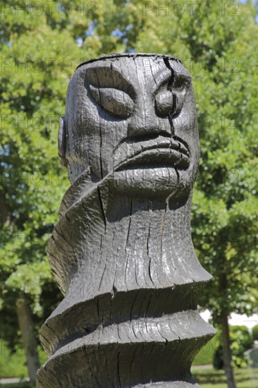 Sculpture Der Verdrehte von Kunsttäter 2009, black, wood sculpture, modern art, twisted, twisting, twisted, twisted, twisted, twisting, twisting, twist, torsion, spiral, spiralling, figure, grim, face, head, Rushmoor-Park, Oberursel, Taunus, Hesse, Germany