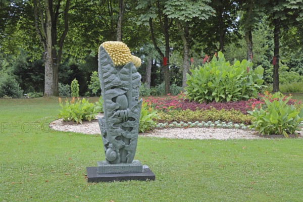 Sculpture Unkraut vergeht nicht by Joscha Bender 2025, Blickachsen 14, modern art, stele with inscription, plants, dandelion, dandelion, symbol of constancy, eternity, permanent, time, palace gardens, Bad Homburg, Taunus, Hesse, Germany