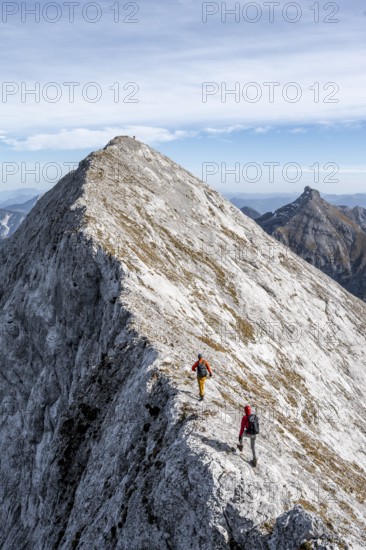 Mountaineer on the ridge of the Gamsjoch, mountain panorama, transition to the main summit of the Gamsjoch, in autumn, Rißtal in the Eng, Karwendel, Tyrol, Austria