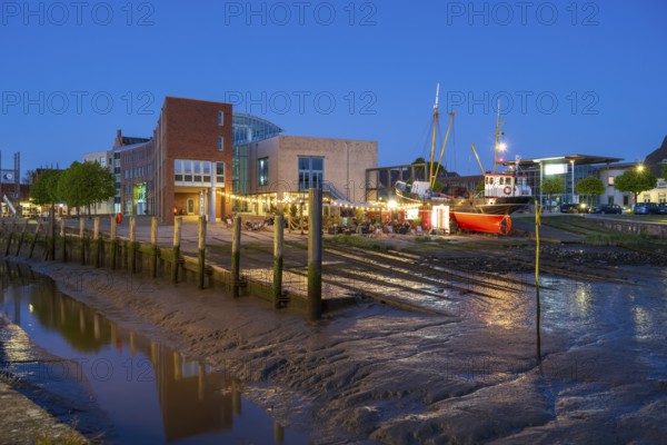 Town hall, harbour, low tide, illuminated, blue hour, Husum, North Sea, North Frisia, Schleswig-Holstein, Germany