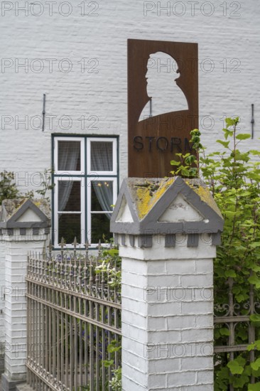 Sign and fence at the Theodro Storm House, Theodor Storm Centre, Museum, Old Town, Husum, North Frisia, Schleswig-Holstein, Germany
