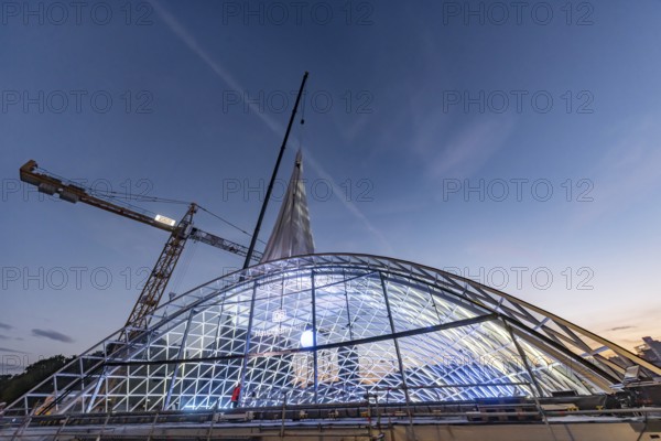 First entrance portal at the new Stuttgart main station completed. One of four so-called lattice shells, which travellers will use to access the underground through station in future, is revealed for the first time. The spectacular steel and glass construction was realised by façade specialist Seele and planned by christoph ingenhoven architects. Stuttgart, Baden-Württemberg, Germany