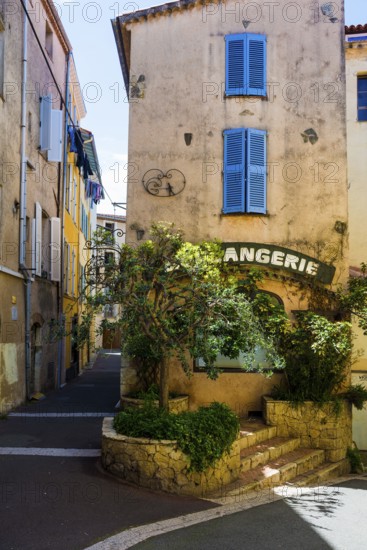 Alley in the old town, Antibes, Provence Alpes Côte d'Azur, South of France, France