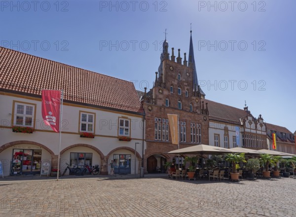Restaurant in front of Lemgo's town hall, located on the market square. The town hall was built over several centuries from 1325 onwards in the Weser Renaissance style. It has been listed by UNESCO as an architectural monument worthy of protection. Lemgo, North Rhine-Westphalia, Germany