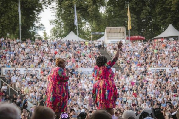 Dynelle Rhodes (Armstead) and Dorrey Lyles, singers of the Weather Girls at the Berlin Rundfunk 91.4 Open Air in the Berlin Parkbühne Wuhlheide on 05.07.2025
