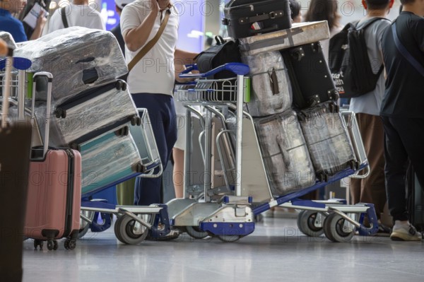 Frankfurt Airport: Close-up of passengers with suitcases