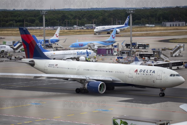 Passenger aircraft of the US airline DELTA at Frankfurt Airport