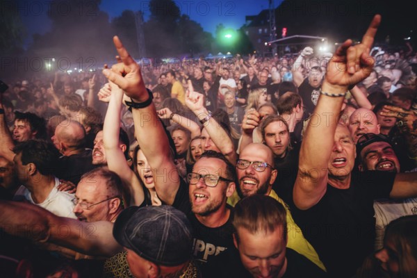 Fans of the Sex Pistols ft. Frank Carter live at the Berlin Zitadelle Spandau on 04.07.2025