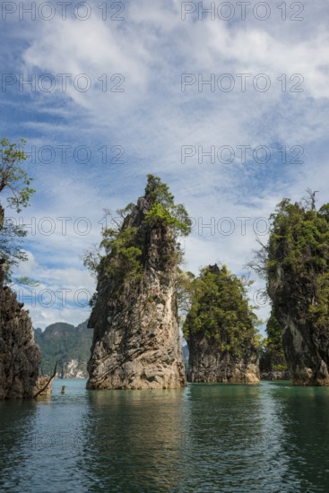 Lake with jungle and rainforest and steep mountains, Cheow Lan Lake, Khao Sok National Park, Phang Nga, Surat Thani, Thailand