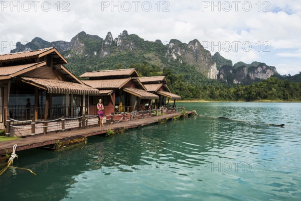 Floating houses on lake with jungle and rainforest and steep mountains, Cheow Lan Lake, Khao Sok National Park, Phang Nga, Surat Thani, Thailand