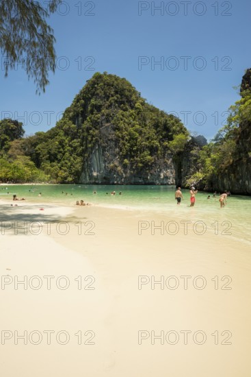 Sandy beach beach and rocks, Koh Hong, Hong Island, Thanbok Khoranee National Park, Krabi, Andaman Sea, Thailand